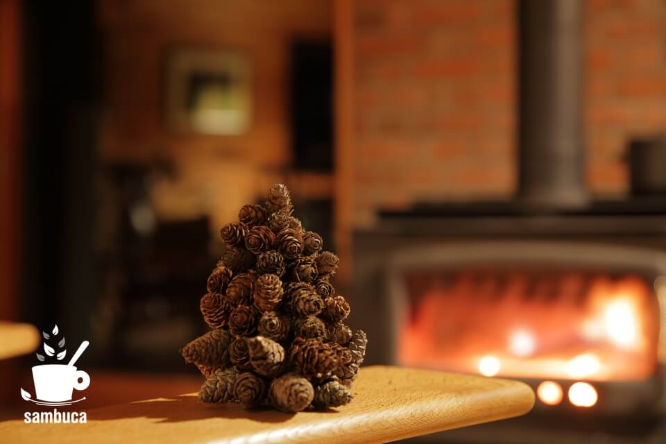 カラマツの松ぼっくりで作ったクリスマスツリー。