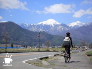 残雪の北アルプスを正面に緩やかな上り坂を