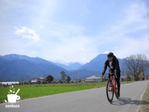 アルプスの風景を背にして、有明山通りを下ります