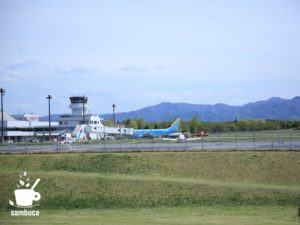 「北アルプスと花の丘」から眺める信州まつもと空港