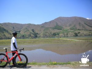 水田と木崎湖、3Tバイク