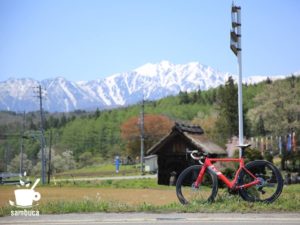 新行高原（美麻新行）の水車小屋と北アルプス、3Tバイク