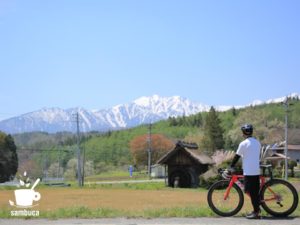 美麻新行の水車小屋と北アルプスを眺める（3Tバイクと共に）