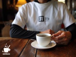 美麻珈琲でカフェタイム（3TのTシャツ着てます）