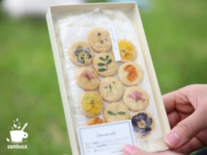 熊本「料理研究舎リンネ」の「Sablé herbarium」（エディブルフラワーのサブレ）