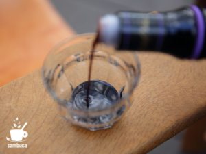 注いで見ると、ホントに黒い色です（ブラック・サンブーカ）