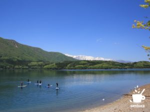 青木湖に到着！（SUPを楽しむ人たちの向こうには白馬三山）