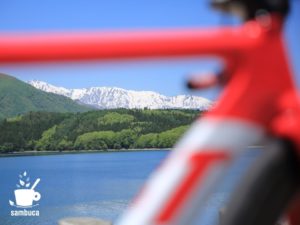 3Tバイクのフレームから覗く青木湖と北アルプス