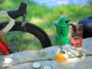 中綱湖の西岸、石のベンチでカッフェ（カフェ）タイム