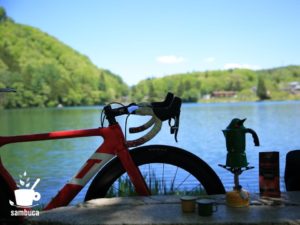 石のベンチのすぐ向こうは中綱湖（3Tバイクを置いて）