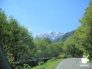 蓮華岳を眺めながら、大町アルペンラインを上ります