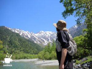 河童橋付近から穂高連峰を眺める