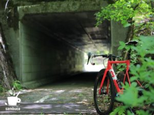 サイクリングロードのトンネル