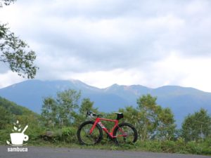 白樺峠から望む乗鞍岳と3Tのロードバイク