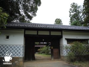 Satoyama villa DEN（里山ヴィラ・デン）の門