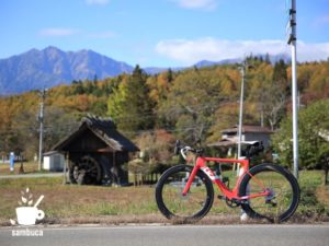 新行高原（美麻新行）の水車小屋と3Tのロードバイク