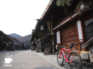 中山道の宿場町と3Tのロードバイク（ストラーダ）。こちらは奈良井宿