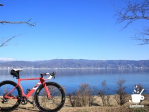 諏訪湖畔を3Tのロードバイクで