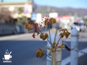 鳥居の下には注連飾り