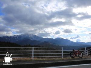 雪をかぶった恵那山