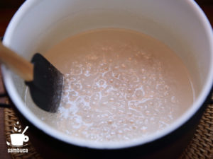 グラニュー糖と水あめ、水を鍋に