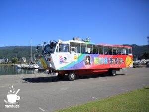 諏訪湖ダックツアーの水陸両用観光バス