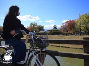 松本城を東側の外堀から眺めます
