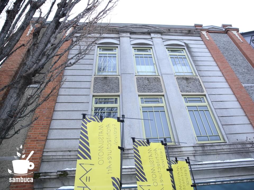 こちらは上土通り付近の「下町会館」。手前の黄色いのぼりは「マツモト建築芸術祭」